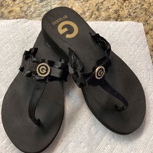 NWOT - GUESS Black Flip Flops